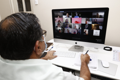 A muchos maestros se les complica dar clases virtualmente, porque no están a la vanguardia en la aplicación de competencias digitales.