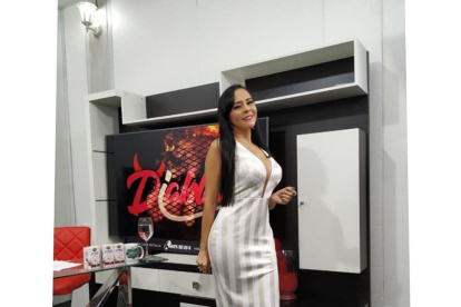 Karen ya no informa de farándula, sus noticias son de escándalos políticos.