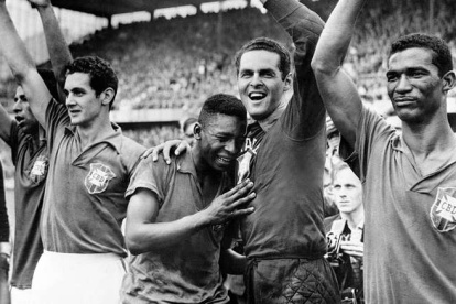 El joven Pelé (c) llora de la emoción luego de haberse proclamado campeón mundial por primera vez en la historia.