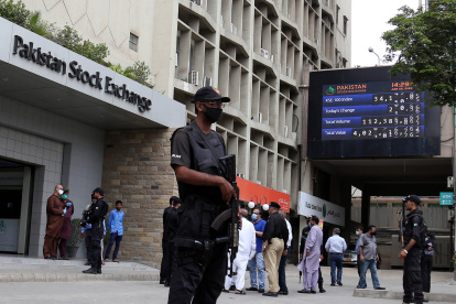 KARACHI. La seguridad pakistaní acordona el edificio de la Bolsa de Valores, tras el ataque de esta mañana.