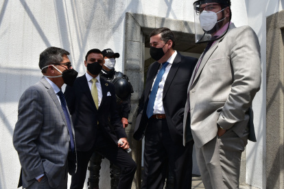 abogados de los acusados en el caso sobornos acudieron a la audiencia de apelación.