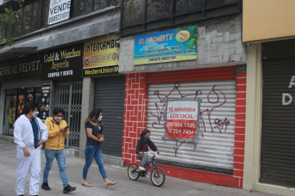 Varios locales de la capital lucen desocupados por la falta de ventas. La zona rosa es la más afectada.