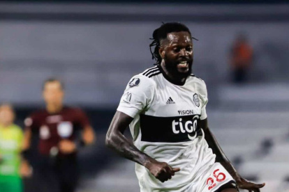 Emmanuel Adebayor fracasó en el Olimpia paraguayo.