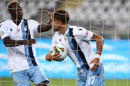 Felipe Caicedo (izquierda) felicita a Ciro Immobile tras anotar el gol del empate transitorio ante el Torino