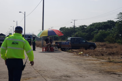 Hecho. Los comerciantes se retiran del sitio cuando llega personal de la ATM, pero regresan al otro día, dicen los vecinos.