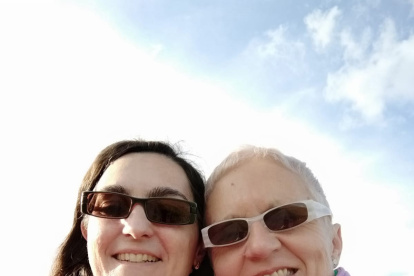 SEGOVIA. Ana Cabeza Resa (i) y Gema Segoviano Olmos fueron las "primeras chicas" en casarse en Segovia y en toda la comunidad de Castilla y León.