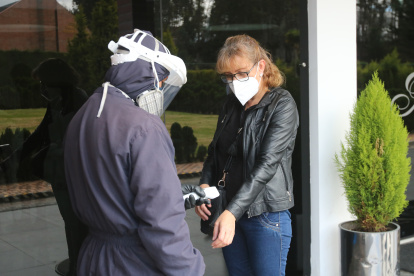 Los locales comerciales, entre ellas las funerarias, toman medidas de bioseguridad.