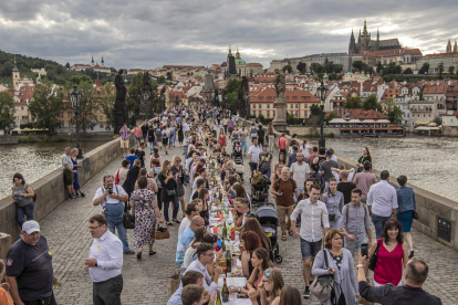 PRAGA. La mesa está puesta, ese fue el nombre del evento que organizó la agrupación ciudadana Piána na ulici (Pianos en las calles) y el Ayuntamiento capitalino, para cerrar parcialmente la cuarentena.