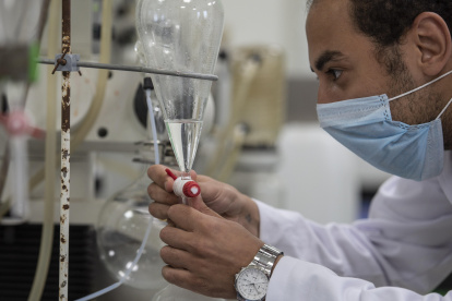 CAIRO. Un investigador de la empresa farmacéutica Eva Pharma, que elabora el remdesivir.