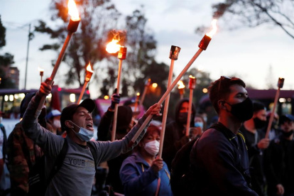 Cientos de personas hicieron este martes una marcha y un plantón a los que asistieron estudiantes, transportadores y gente del común que reunió motivos para protestar, como la falta de ayudas del Gobierno del presidente Iván Duque durante la pandemia COVID-19, el asesinato sistemático de líderes sociales y la violación de una niña indígena embera por parte de siete soldados colombianos.