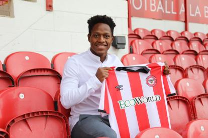 Joel Valencia destacó en el triunfo de su equipo, el Brentford, ante el Reading.
