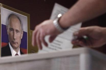 MOSCÚ. Un hombre deposita la papeleta durante la votación nacional sobre las enmiendas a la Constitución rusa en un colegio electoral en Podolsk, en las afueras de la capital rusa.