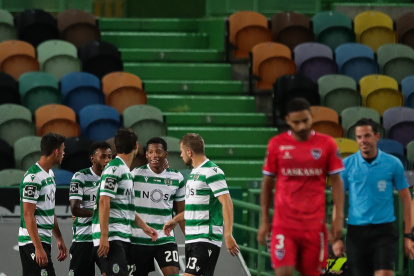 Gonzalo Plata es felicitado por sus compañeros tras anotar el segundo gol del Sporting