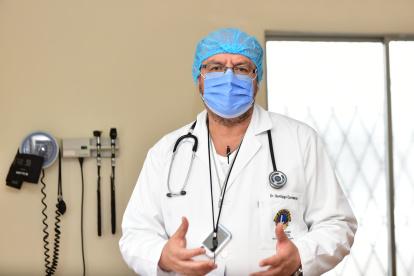 El doctor Santiago Carrasco, presidente de la Federación Medica Ecuatoriana, en entrevista con EXPRESO.