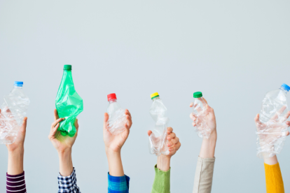 Invita a personas a aprender a hacer cambios pequeños en sus estilos de vida, como rechazar plásticos de un solo uso.