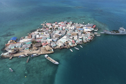SANTA CRUZ DEL ISLOTE. Así se observa desde el aire este caserio colgado en medio de las aguas de océano Atlántico.