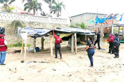 Hecho. La covacha estaba ubicada sobre la arena, a escasos metros de la playa.