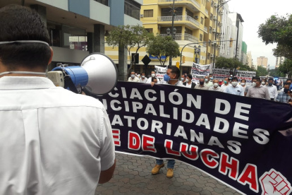 Hecho. La protesta se dio hace unos minutos en Guayaquil. Participaron los alcaldes de  Guayas, Los Ríos, Santa Elena, Bolívar y Galápagos.