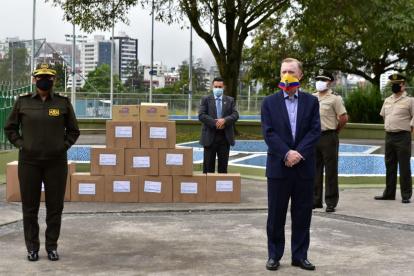 Este jueves el embajador entregó una donación de materiales de bioseguridad a la Policía