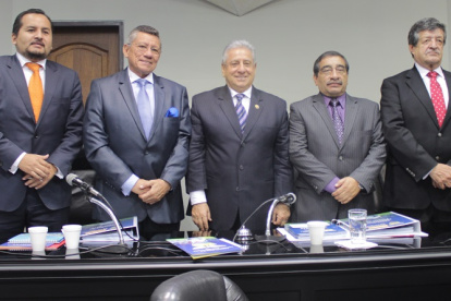 José Mosquera (i) y Álex de la Torre (segundo desde la derecha) fueron parte del directorio de la FEF en 2015.