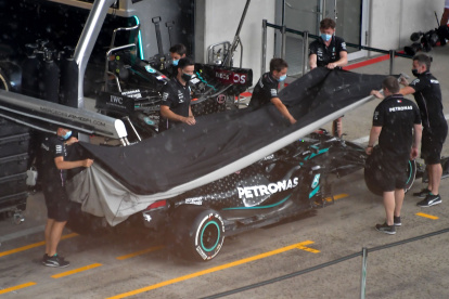 Los mecánicos de la escudería Mercedes trabajan reducidos previo al Gran Premio de Austria de este fin de semana que da inicio al Mundial.