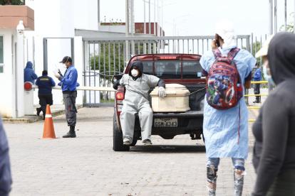 El sector del Guasmo será uno de los primero en el que se capacitará a sus dirigentes. En la imagen, el exterior del hospital del sector a inicios de la pandemia.