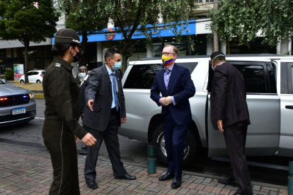 El embajador de Estados Unidos asistió a la donación de implementos y materiales de protección que hizo su país a  la Policía.