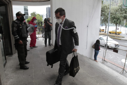 Defensa. José Molina, defensor de Édgar Salas, llega a la Corte para el cuarto día de audiencia de apelación.