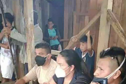 Según la ministra de Gobierno, María Paula Romo, los policías y la funcionaria fueron secuestrados hasta que les devuelvan el cuerpo.