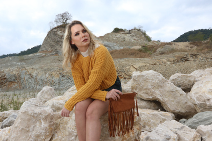 Mostaza y azul. El toque de color de la cartera aviva el outfit.