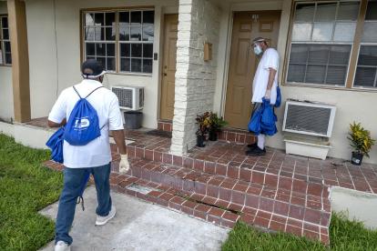 MIAMI. El condado de Miami-Dade formó un equipo de respuesta estratégica para ayudar a aplanar la curva del coronavirus en zonas críticas. Varios voluntarios entregan kits de seguridad sanitaria.