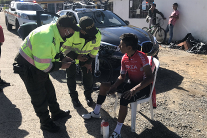 El ciclista colombiano fue atendido por las autoridades luego del susto.