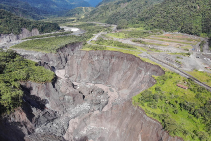 La imagen facilitada por el Ing. Jorge Sevilla muestra cómo la erosión regresiva del río Coca va formando un cañón ancho y profundo que amenaza a la vía paralela.