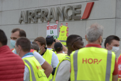 Cientos de empleados se concentraban ante la sede de la empresa para denunciar las medidas.