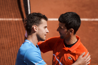 Dominic Thiem (i) donará lo que ganó en la primera parada del Adria Tour, torneo organizado Novak Djokovic.