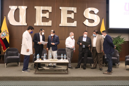 Parte de los doctores que son miembros de la Mesa Técnica de Guayaquil del COVID-19.