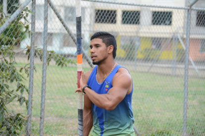 El saltador con garrocho José Pacho entrena sin su DT, Jonathan Saltos, algo que dice lo perjudica.