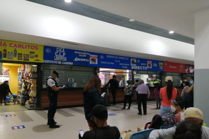 Hecho. Desde muy temprano, decenas de ciudadanos se instalaron en la Terminal Terrestre para viajar a Santa Elena