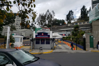 El Hospital Militar de Quito suspendió la atención en consulta externa por el incremento de atención a pacientes con coronavirus.