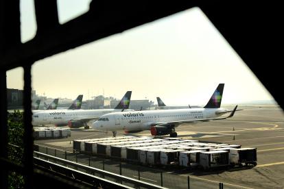 Varios aviones en el Aeropuerto Internacional de Ciudad de México parador por la COVID-19.