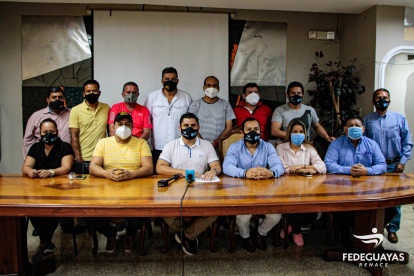 Posesión. Roberto Ibáñez junto a parte de su equipo de trabajo la tarde y noche del viernes pasado. El acto se desarrolló en el edificio principal de la matriz deportiva provincial.