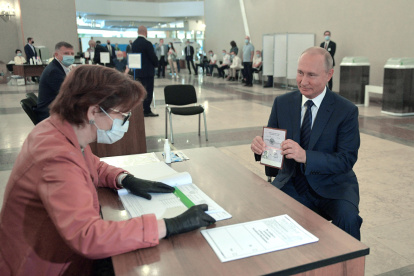 Moscú. Vladimir Putin se presentó a votar este miércoles.