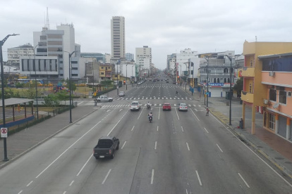 Hecho. Así permanece a estas horas la calle Machala, una de las más grandes y transitadas de Guayaquil.
