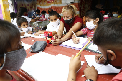 1. Bachita. De lunes a viernes, Beatriz Menoscal ayuda a los niños de la cooperativa Janeth Toral 2 a desarrollar las tareas escolares. Lo hace con la ayuda de su teléfono celular.