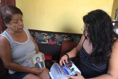 Memoria. Gina Salvatierra vive el luto en reserva y busca consuelo observando la foto de su esposo, quien murió a causa del COVID-19.