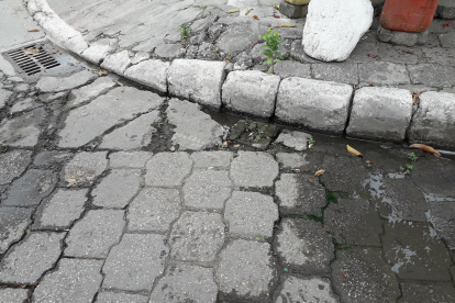Situación. Los moradores esperan que cambien los adoquines.