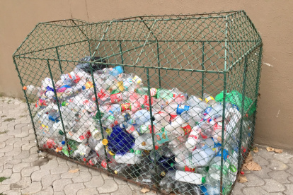 Iniciativa. Hace tres años, la directiva de la ciudadela instaló enormes recipientes en los que se podían depositar las botellas.