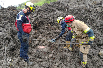 Trabajaron alrededor de 20 rescatistas para lograr recuperar los cadáveres.