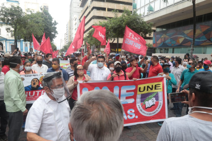 Hecho. Los docentes marcharon por el centro de Guayaquil para exigir que regresen los maestros que fueron despedidos.