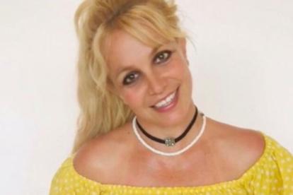 Britney, tal como apareció hablando a sus fans de su ramo de flores.